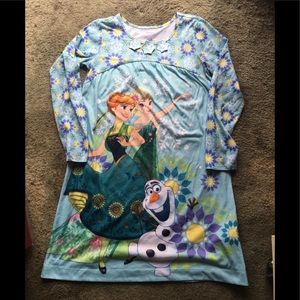 Frozen night gown barely used